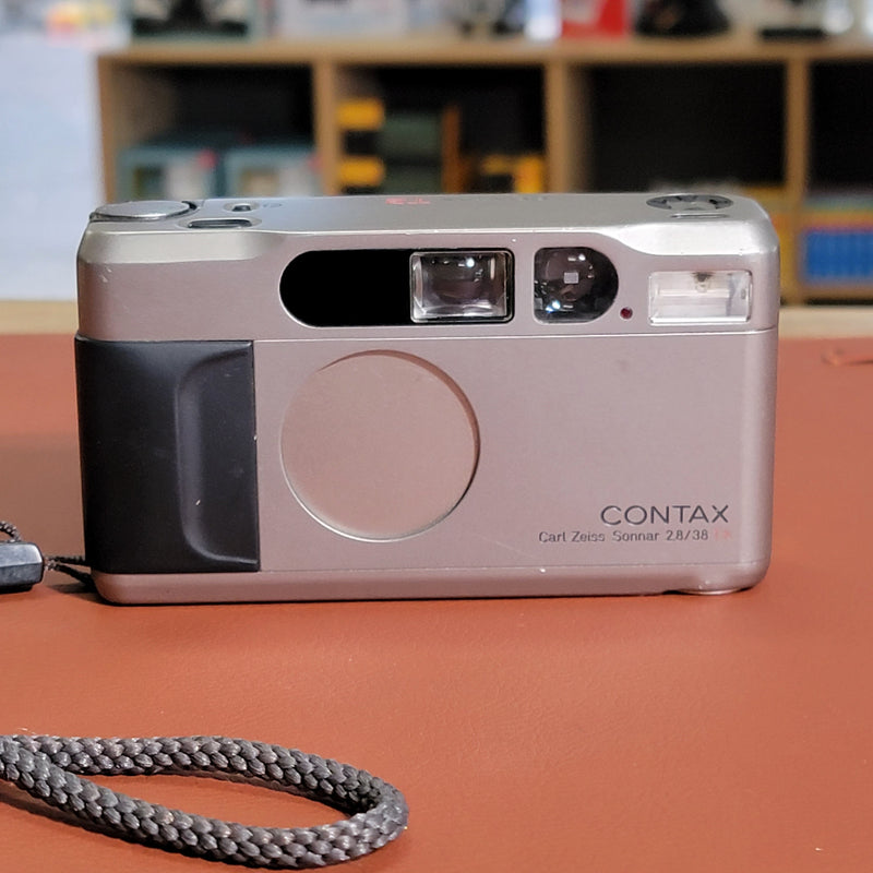 Contax T2 - 38mm f/2.8 - Point and Shoot with leather carry case