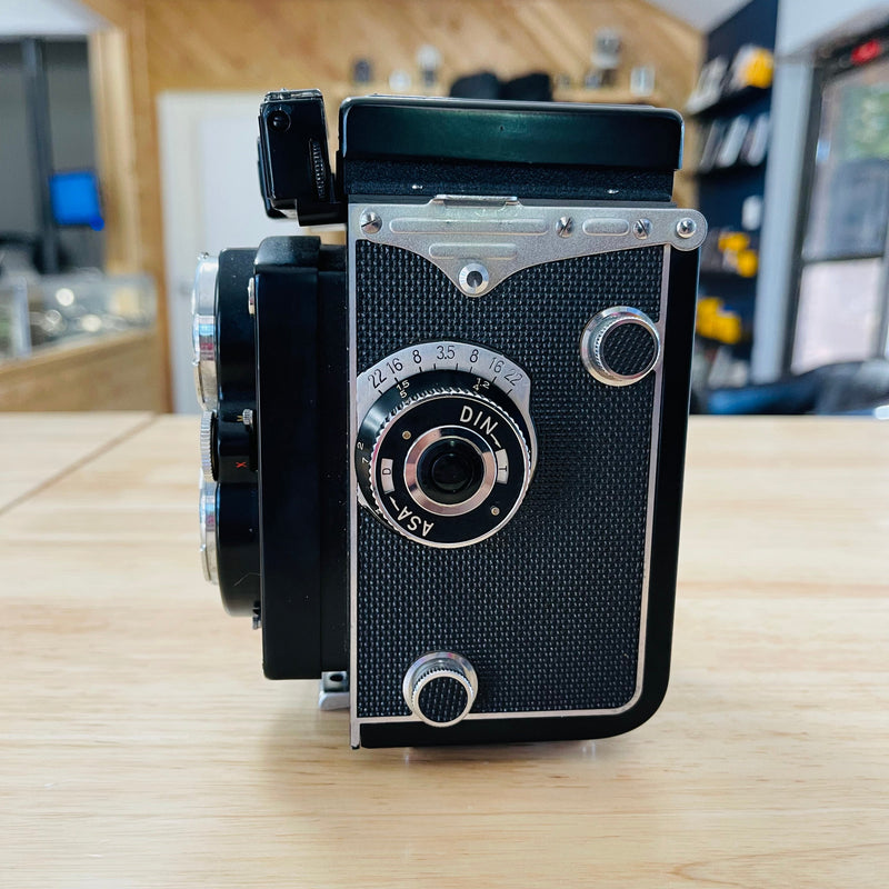 Yashica Mat with 80mm Lumaxar f/3.5 SN# 489642